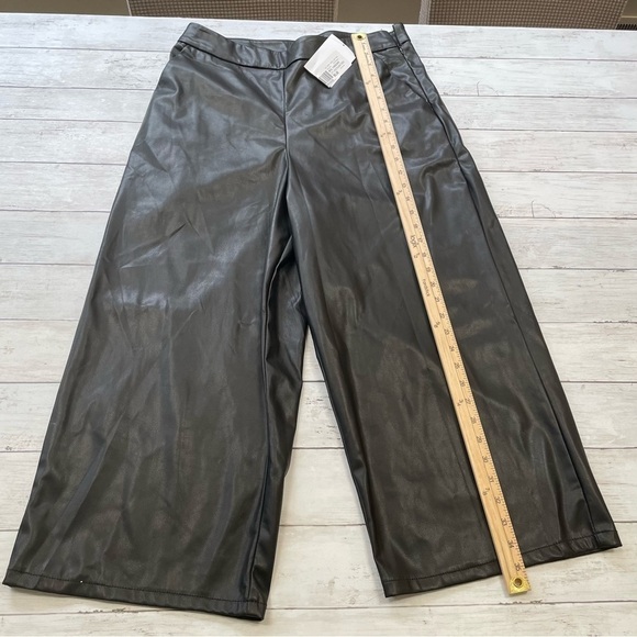 DKNY
Faux Leather Cropped Wide Leg Pants Size 12 - Picture 3 of 6